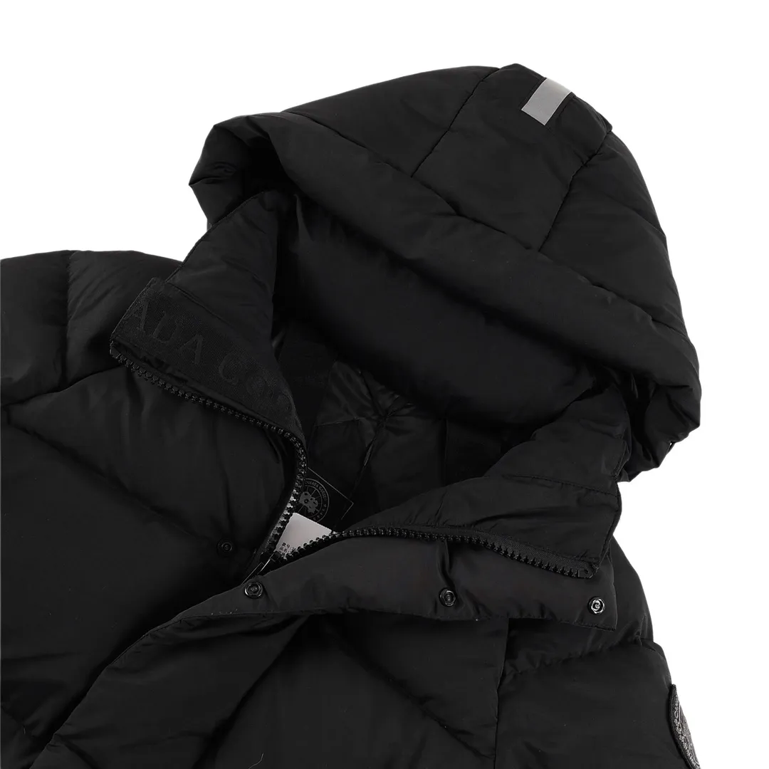 P780 CANADA GOOSE/Canada Goose Junction/3M Reflective Black Label Parker/2602LB Ouyang Nana's same Junction Parker is made of CORDURA@'s super-soft EnduraLuxe fabric, which enhances the durability of easy-to-wear parts, making it lightweight and durable. 360-degree reflective strips on the collar improve visibility in low-light environments. Features a removable hood for easy transition into warmer weather. Removable premium insulated hood can be adjusted both ways Color: Black White Sizes: XS-XXL